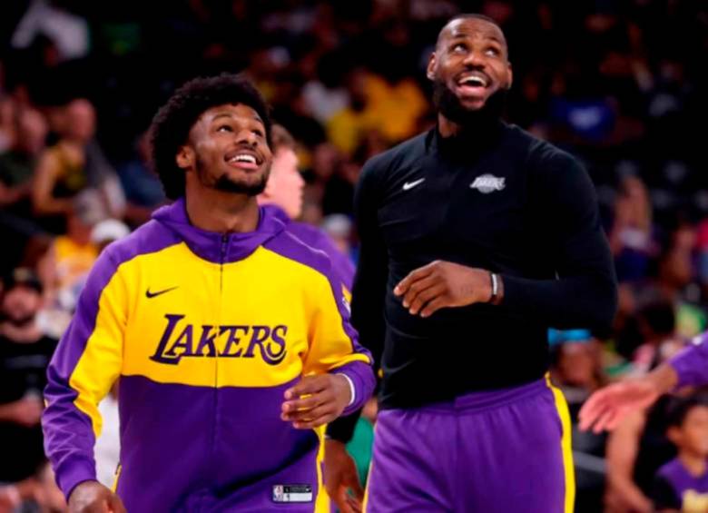 Bronny James y LeBron James compartieron equipo en la NBA, jugaron juntos en los Lakers y pasaron a la historia de este deporte. FOTO GETY 