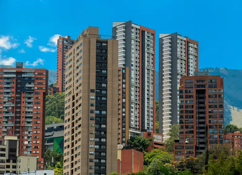 Colombia enfrenta un mercado inmobiliario más costoso, con menos proyectos y crecientes dificultades de acceso para los hogares de menores ingresos. FOTO: El Colombiano.