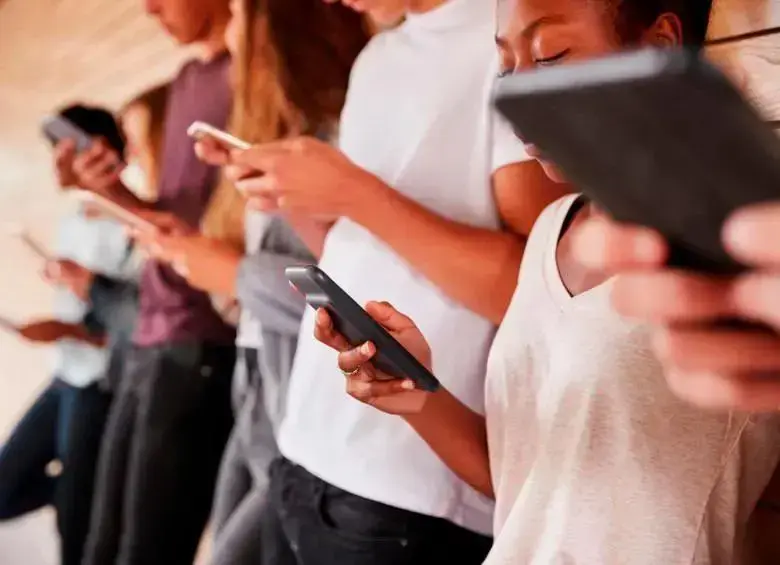 Las fallas afectan principalmente el envío de mensajes y la carga de contenido en redes sociales. FOTO: iStock