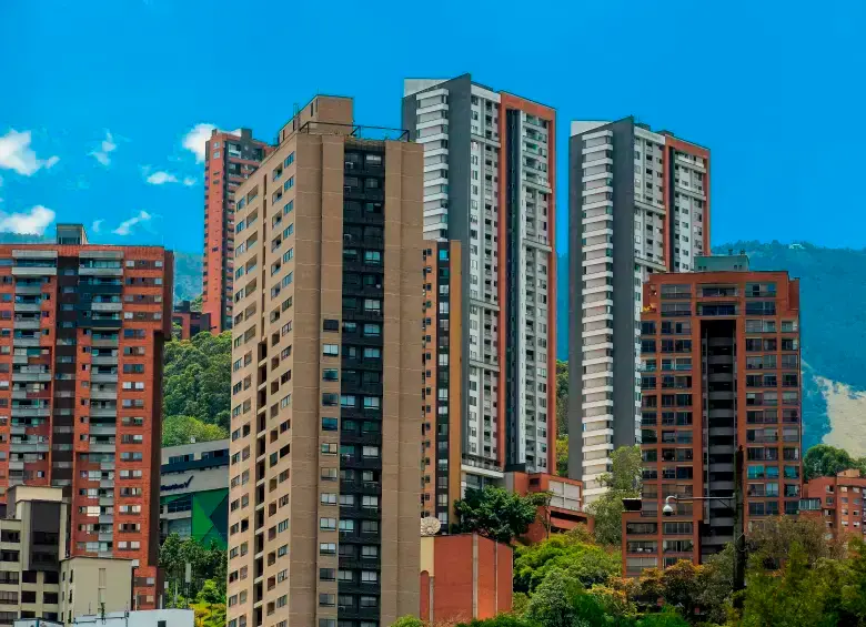 Gobierno aclaró que el alza del salario mínimo no implica aumento automático en cuotas de administración. Copropietarios deben aprobar presupuestos y pueden denunciar irregularidades. foto EL COLOMBIANO. 