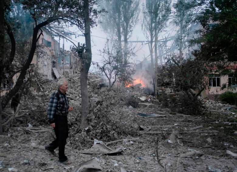 Ucranianos desesperados arriesgan sus vidas bajo las bombas para recibir ayuda alimentaria