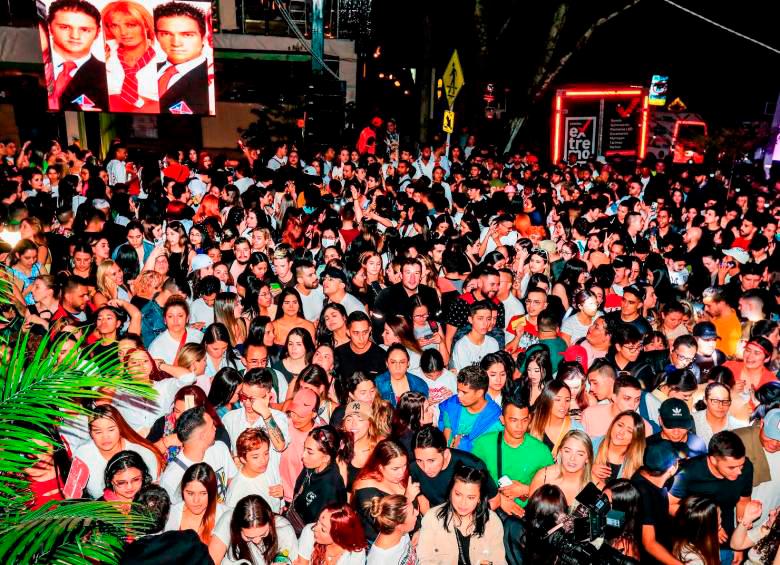 Una multitud se concentró en Provenza a esperar el anuncio oficial con las fechas del concierto. FOTO Jaime Pérez