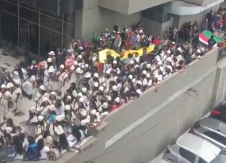 <span class="mln_uppercase_mln">La</span><b><span class="mln_uppercase_mln"> minga indígena en las inmediaciones del Departamento Nacional de Planeación (DNP), previo a las movilizaciones del 1 de mayo. FOTO: CAPTURA DE VIDEO</span></b>