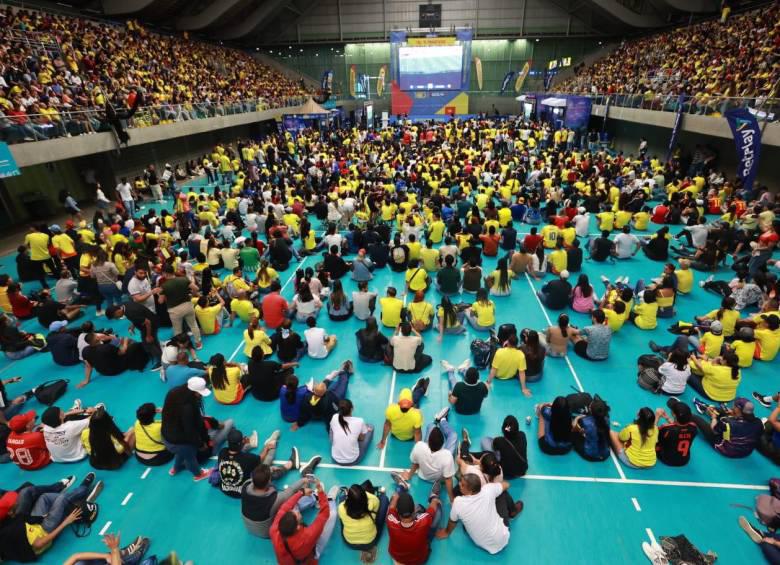 Hinchas antioqueños disfrutando del partido Colombia-Brasil. Foto: Manuel Saldarriaga