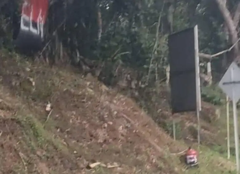<span class="mln_uppercase_mln">Un</span><b><span class="mln_uppercase_mln"> cilindro con bandera del ELN fue hallado en las vías de Bucaramanga este 16 de diciembre. FOTO: REDES SOCIALES</span></b>