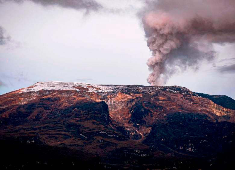 La actividad del volcán Nevado del Ruiz continua en alerta naranja, y sigue los procesos de evacuación preventiva. Foto: Tomada de Twitter @FuerzaAereaCol. 