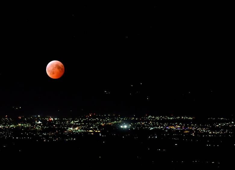 El eclipse lunar total del 7 de septiembre de 2025 no será visible en Colombia, pero podrá seguirse en línea desde África, Asia y Oceanía. FOTO Getty