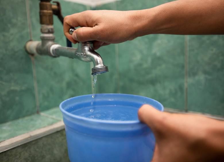 EPM recomienda a sus usuarios almacenar agua para suplir sus necesidades mientras se da el corte. FOTO: Camilo Suárez