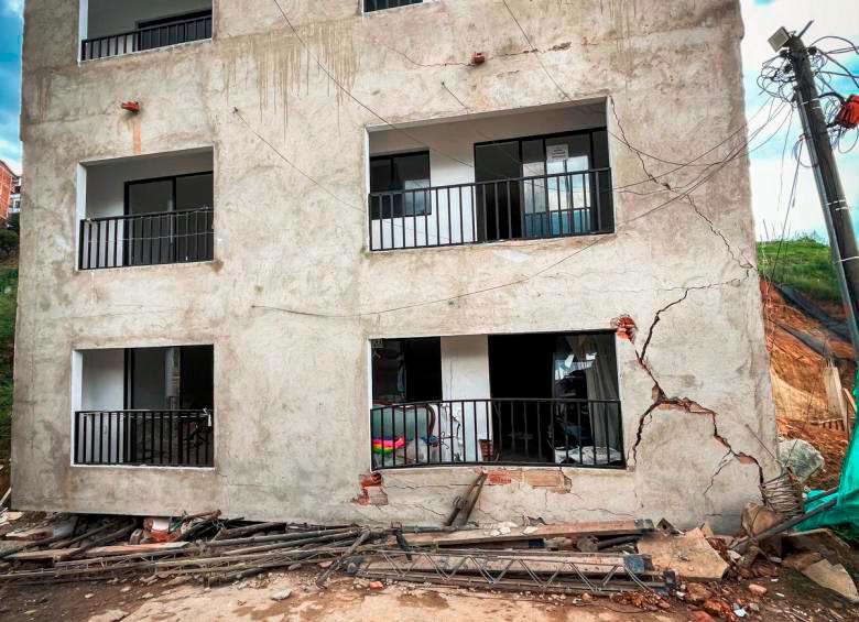 Así estaba la estructura después de que tuviera un colapso parcial sobre su primer piso. FOTO: CORTESÍA