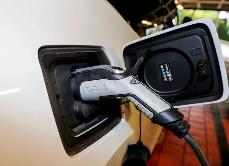 De acuerdo con el reporte de la Asociación Nacional de Movilidad Sostenible, Andemos, entre 2023 y 2024, las ventas de vehículos con energías limpias crecieron 55%, solo los carros eléctricos crecieron 105%, mientras que los híbridos enchufables y no enchufables registraron aumentos de 9% y 51%, respectivamente.