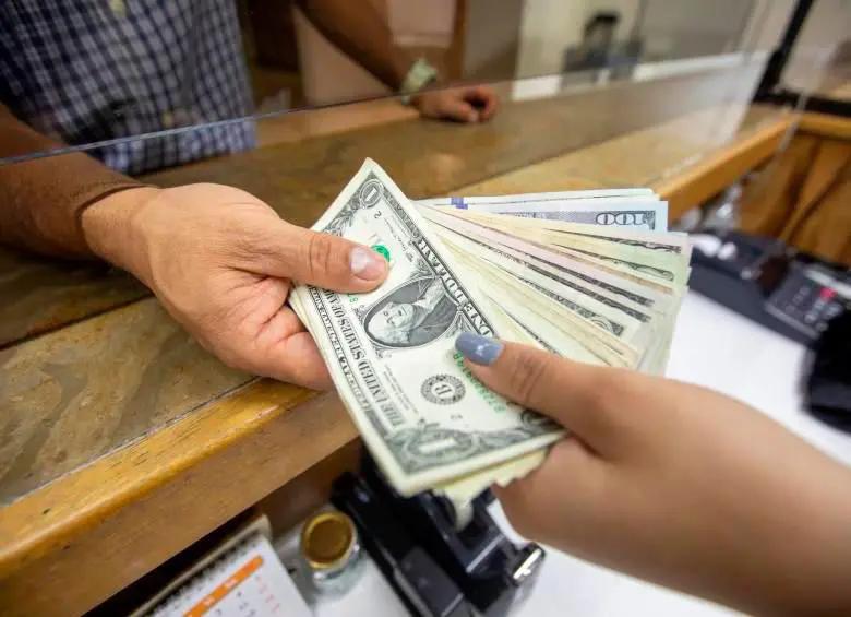 La cotización del dólar en Colombia cerró este miércoles 4 de junio a la baja en $4.107,90, lo que representó una caída de $28,81 frente a la Tasa Representativa de Mercado, TRM, certificada en $4.136,71.