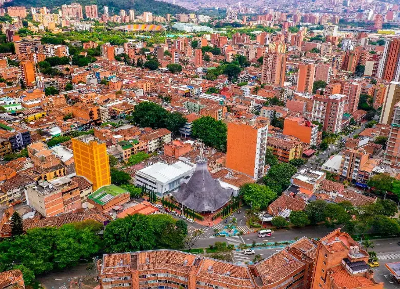 Medellín se mantiene como uno de los mercados de vivienda más dinámicos del país. Laureles, Loma de los Bernal y Castropol son hoy el termómetro de esa presión inmobiliaria que seguirá marcando tendencias en 2026.