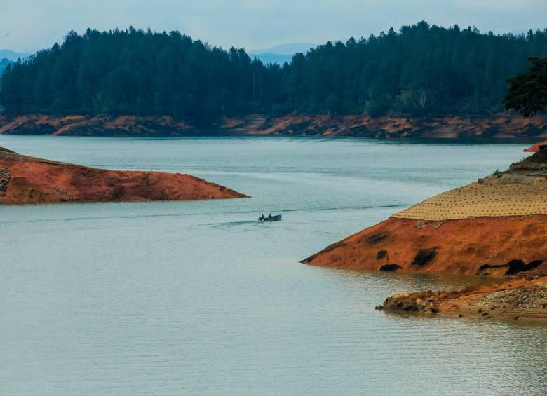 A pesar de las fuertes lluvias, el nivel útil de los embalses del país se encuentra apenas a la mitad de la meta establecida entre el 60% y el 80%. FOTO: Archivo