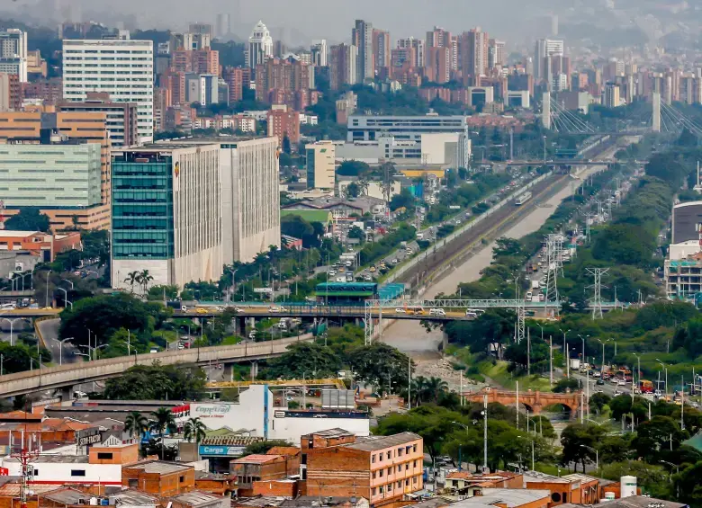 La ley de financiamiento encarecería la vida diaria de cerca de 898.000 personas que, según el Dane, pertenecen a la clase media de Medellín y su área metropolitana. FOTO: Juan Antonio Sánchez.