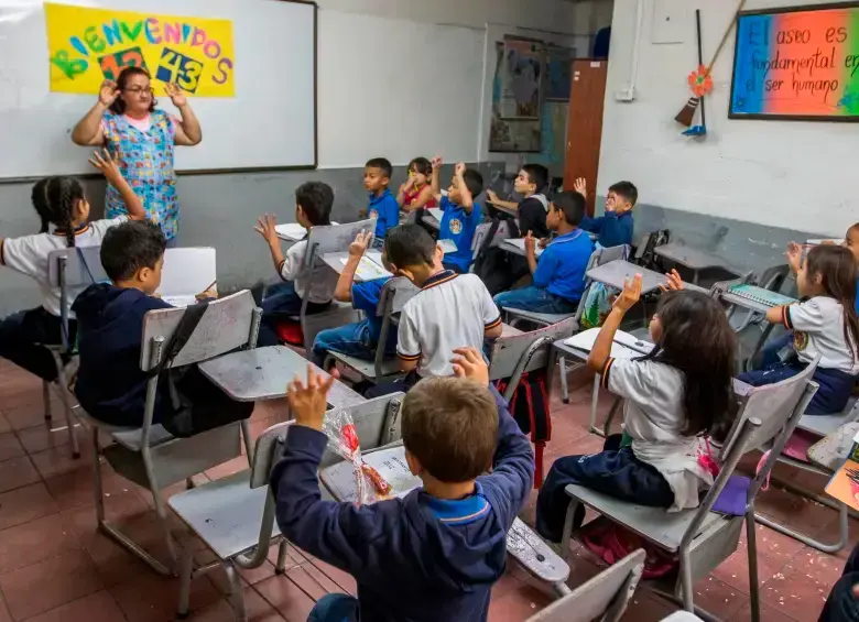 En Colombia, miles de estudiantes siguen enfrentando barreras para ingresar, mantenerse y terminar su trayectoria educativa, especialmente en los niveles de secundaria y educación superior. FOTO: EL COLOMBIANO