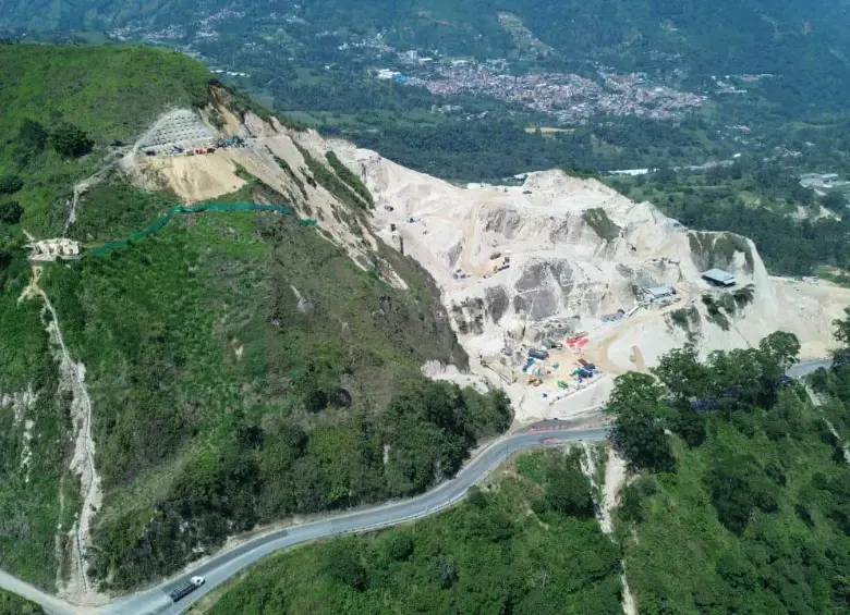 Vista aérea de la montaña a la que se le deben retirar 600.000 metros cúbicos de tierra para la realización de las obras. FOTO: Manuel Saldarriaga.