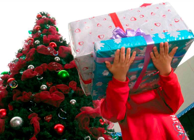 La fundación Moda y Flores busca que niños y niñas de familias de escasos recursos económicos tengan un regalo esta Navidad. FOTO EL COLOMBIANO