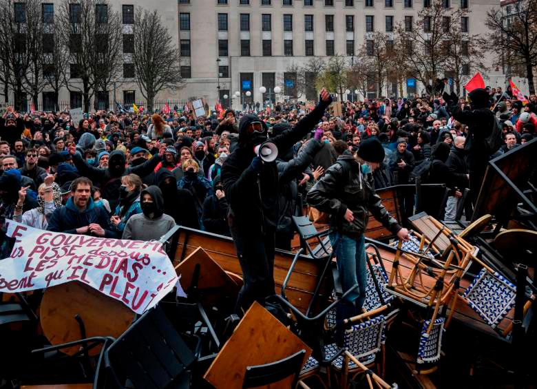 Los franceses salieron a las calles a rechazar la aprobación de la nueva ley pensional en Francia. FOTO: AFP