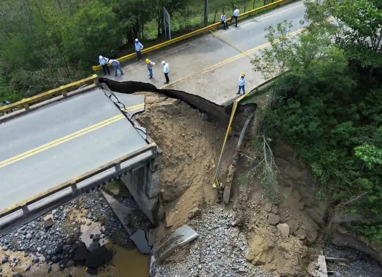 Colapso del puente Tonusco vía Medellín - Urabá. FOTO: Manuel Saldarriaga.