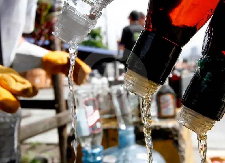El trago fraudulento contiene alcohol metílico y no alcohol etílico, que es el que se utiliza para el licor apto para consumo humano. FOTO: Archivo
