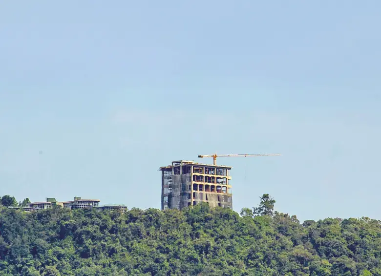Este es el polémico edificio que se erige en uno de los extremos del sector de Las Palmas. Foto: Juan Antonio Sánchez Ocampo