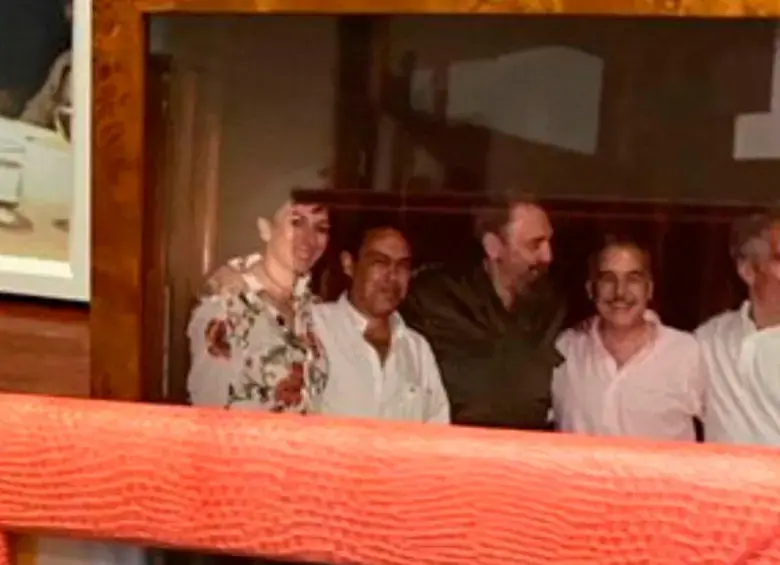 Esta es la foto en la que aparece Andrés Pastrana entre las imágenes captadas del lujoso apartamento de Jeffrey Epstein en Manhattan. FOTO: Tomada de The New York Times