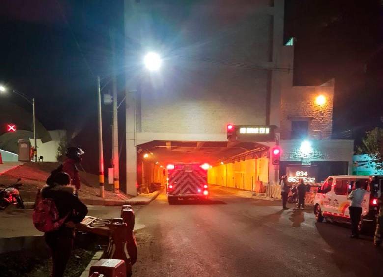 Bomberos Medellín atendió el incendio de un vehículo de servicios especiales dentro del túnel de occidente. FOTO: CORTESÍA DENUNCIAS ANTIOQUIA