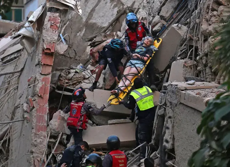 Los terremotos de magnitud 7,2 y 7,5 ocurridos en Venezuela ya dejan casi 1.000 muertos y 50.000 desaparecidos. Foto: AFP