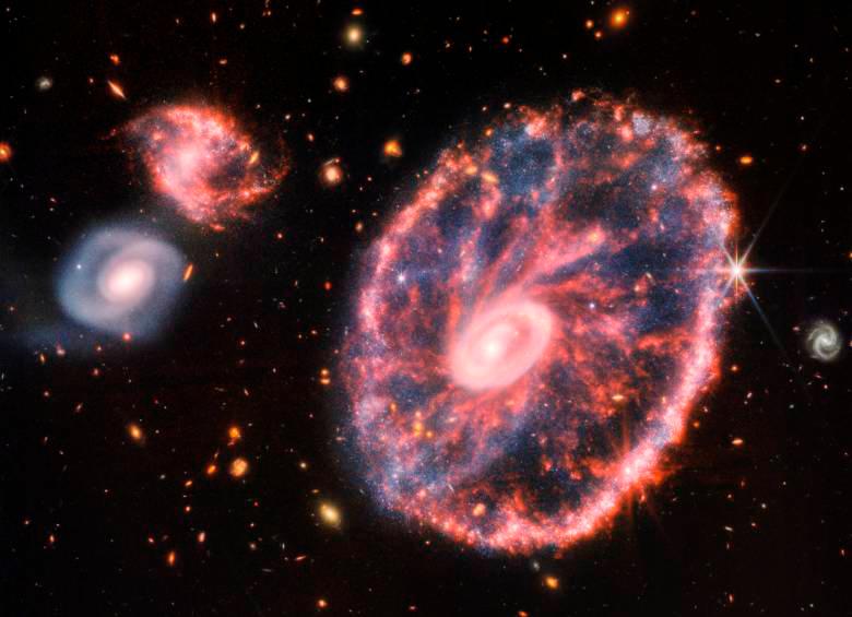 $!Esta es la galaxia Rueda de Carro ubicada en la constelación de Sculptor, acompañada de otras dos galaxias más pequeñas con un telón de fondo de muchas otras galaxias. Se publicó este 2 de agosto de 2022. Foto: Nasa.