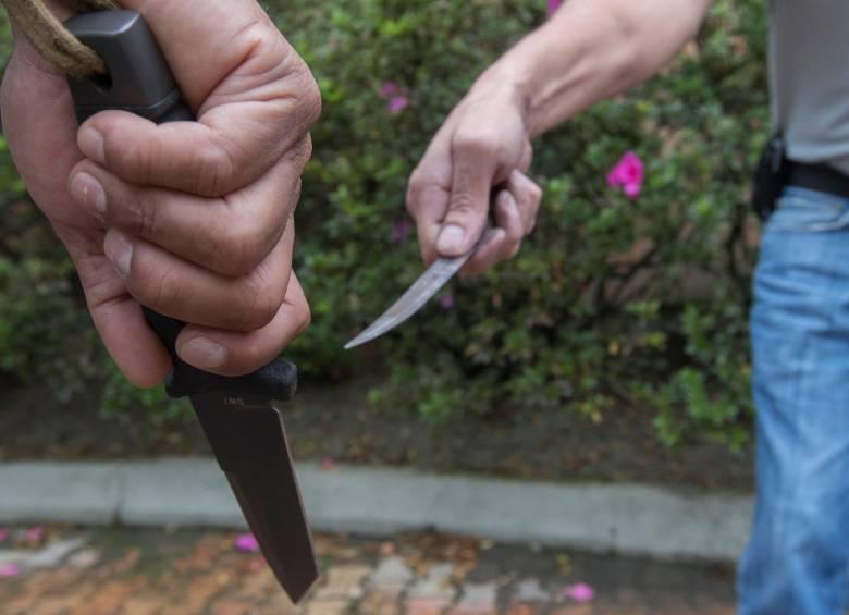 Imagen referencia de sujetos con armas corto punzantes. FOTO: Archivo EL COLOMBIANO
