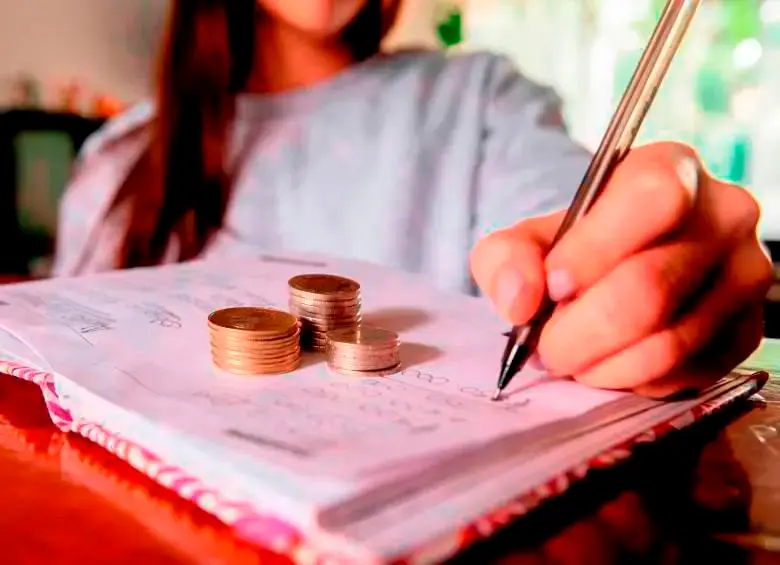 La suma de pequeños pagos diarios termina pesando más de lo esperado en el presupuesto. FOTO: EL COLOMBIANO