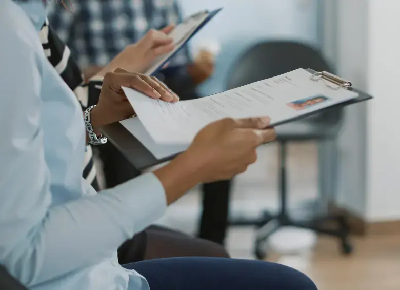 Investigadores revelan que el acento es un capital sociocultural en Colombia, definiendo quién consigue empleo y mejores socios comerciales por prejuicios de clase. FOTO: Getty.