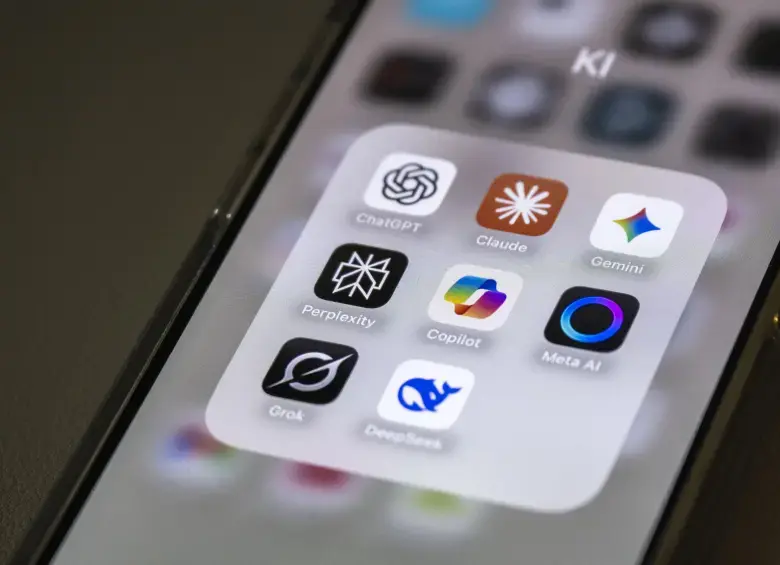 Si bien la mayoría de los usuarios opta por una sola plataforma de IA para uso personal o laboral, entre opciones como ChatGPT, Gemini, Claude, Perplexity, Copilot y Midjourney, el costo puede oscilar entre $30.833 y $990.000 al mes. FOTO: AFP.