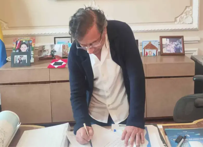 El presidente Gustavo Petro firmó un decreto convocando a una consulta popular. FOTO: Presidencia