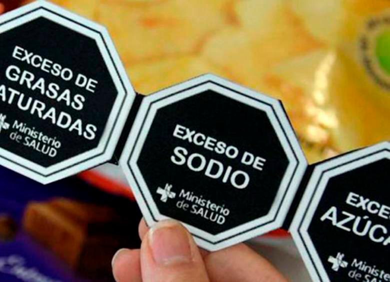 En Colombia se reglamentó la “Ley de Comida Chatarra”, que establece la obligatoriedad de un etiquetado frontal de advertencia en los alimentos ultraprocesados. Foto: Colprensa