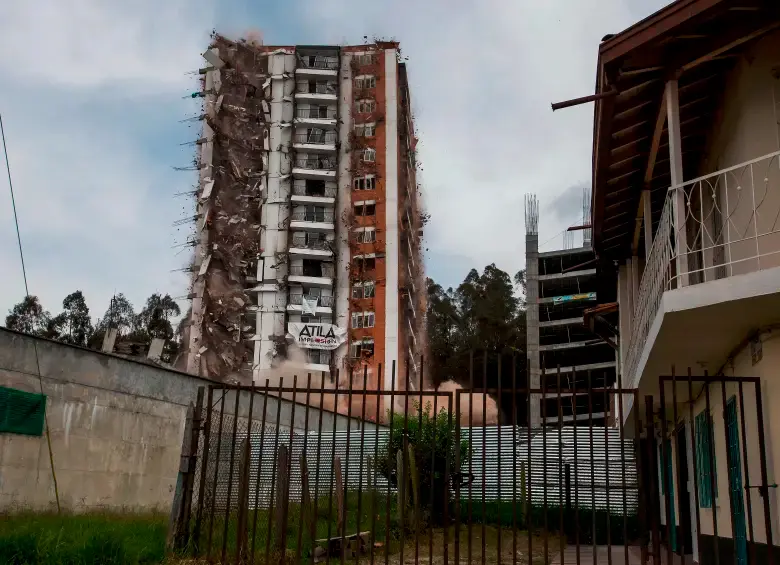 Así cayó el edificio Altos del Lago, que puso en riesgo cientos de vidas, incluyendo las de 200 niños en el jardín infantil vecino. FOTO: Julio César Herrera
