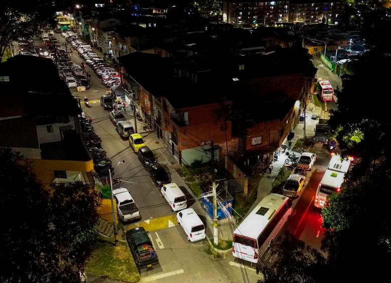 Más del 50% de las vías en Medellín están colapsadas por mal parqueo. FOTO: MANUEL SALDARRIAGA
