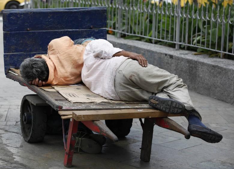 Adultos mayores durmiendo en la calle. FOTO: Manuel Saldarriaga