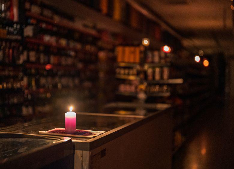 <span class="mln_uppercase_mln">Imagen</span><b><span class="mln_uppercase_mln"> del 28 de abril de 2025 de una vela encendida vista en una tienda durante el apagón en España. Al menos tres personas fallecieron en circunstancias que podrían estar derivadas del corte eléctrico. FOTO: Xinhua</span></b>