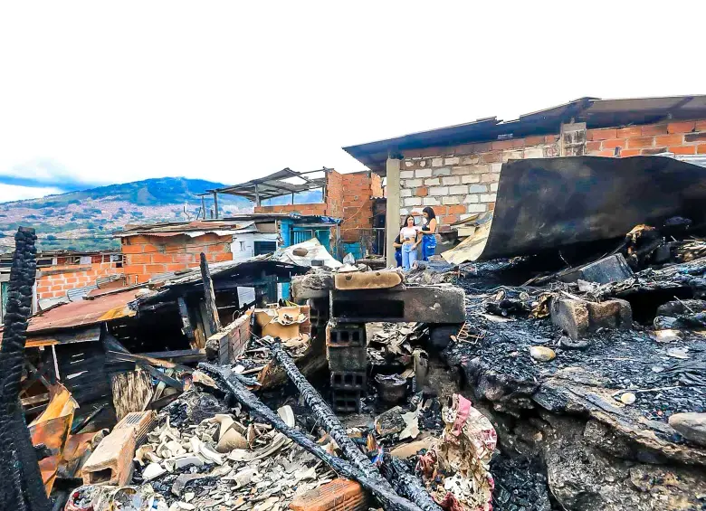Un incendio arrasó con una casa del barrio Andalucía, en la comuna 3 de Medellín; también varias viviendas vecinas fueron afectadas. Foto: Camilo Suárez