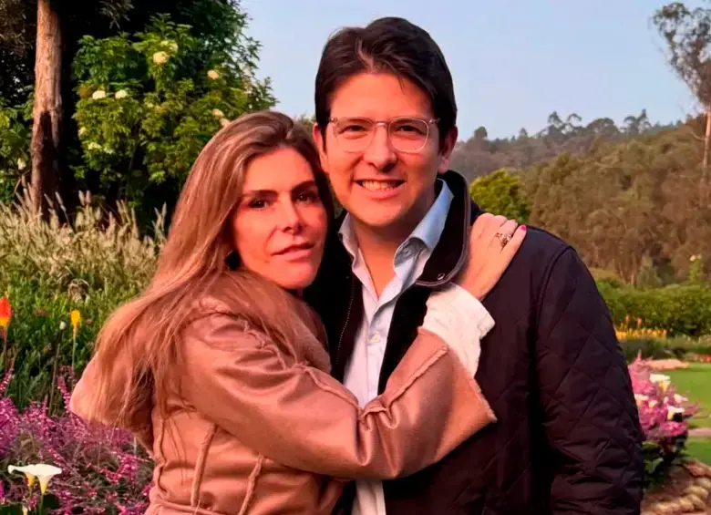 María Carolina Hoyos Turbay junto a su hermano, Miguel Uribe Turbay. FOTO INSTAGRAM