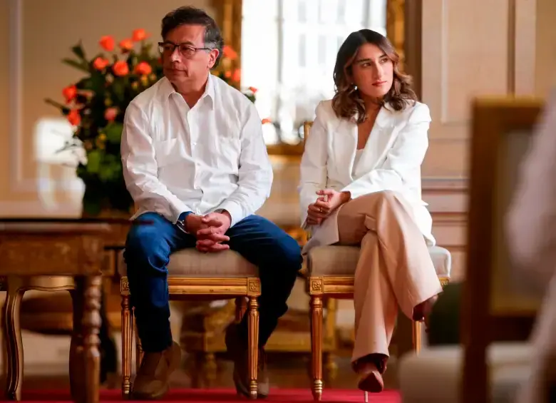 El presidente Gustavo Petro y la hoy embajadora de Colombia en Londres, Laura Sarabia, durante un evento en Casa de Nariño. FOTO COLPRENSA