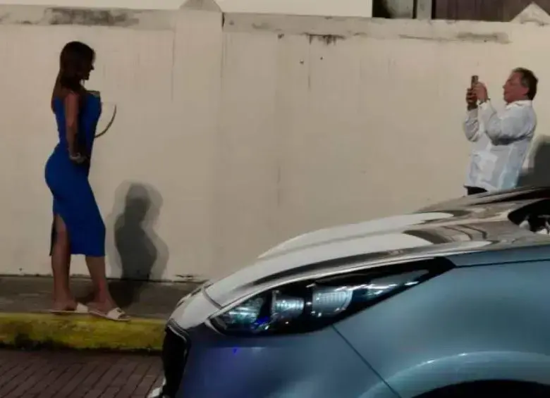 Esta fue la imagen que circuló por redes sociales, donde se ve al presidente Petro compartiendo con una persona de la que, aún, nadie conoce su identidad. <b>Foto: </b>cortesía.