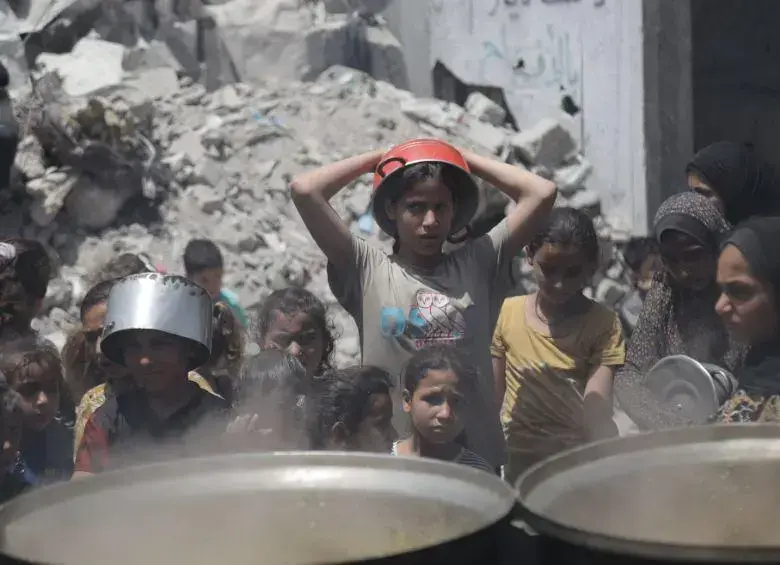 Además de los bombardeos, la franja de Gaza enfrenta una gran hambruna. La gente espera comida durante horas. FOTO:<b> </b>Xinhua