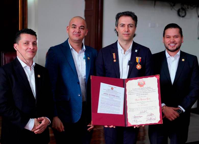 En la foto están Alejandro Toro, Jhon Jairo González, Daniel Quintero y Andrés Calle. La condecoración fue calificada por la ciudadanía en Medellín como una afrenta. FOTO: Cortesía
