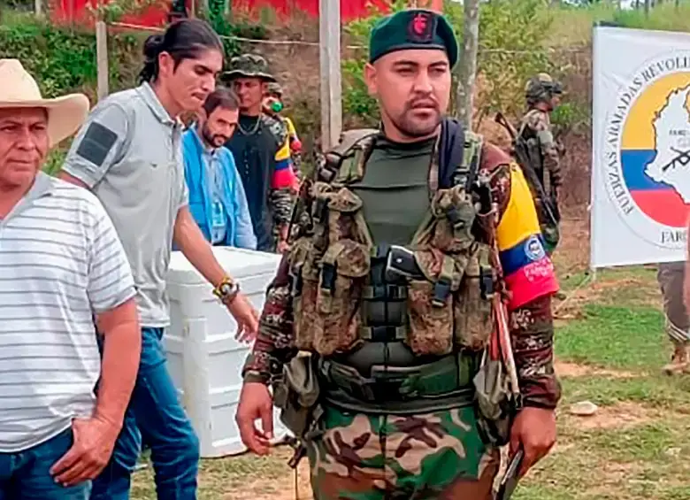 Luis Antonio Montoya Muriel (“Jhon Fiera”), registrado en un video en 2023, durante la liberación de unos secuestrados en el Nordeste de Antioquia. IMAGEN TOMADA DE VIDEO.
