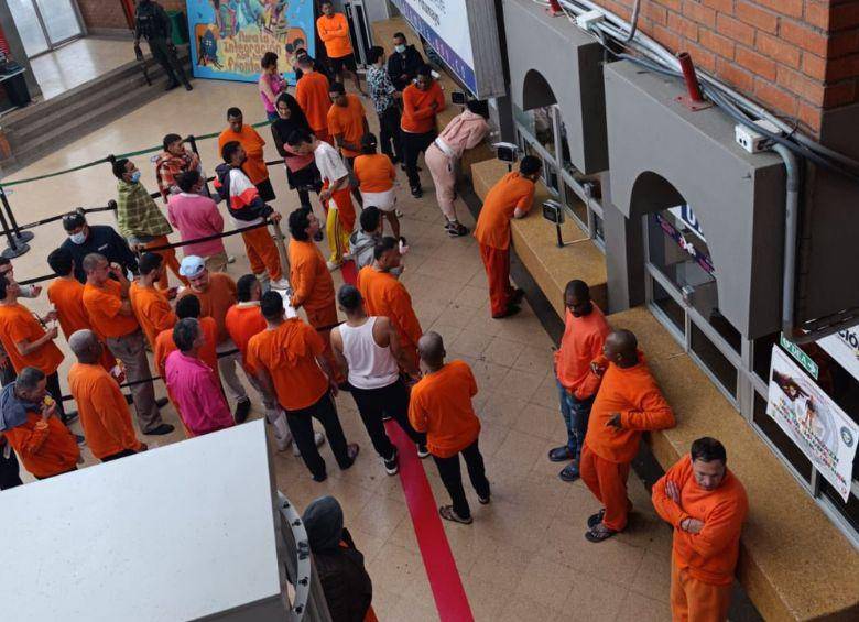 Los colombianos deportados de Ecuador durante el proceso de control migratorio para ingresar al país. FOTO: MIGRACIÓN COLOMBIA