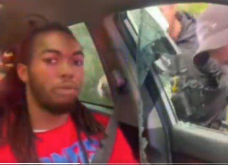 <span class="mln_uppercase_mln">Un</span><b><span class="mln_uppercase_mln"> joven afroamericano fue golpeado en la cara por un agente durante una detención en Florida, generando una ola de indignación en EE. UU. FOTO: REDES SOCIALES</span></b>