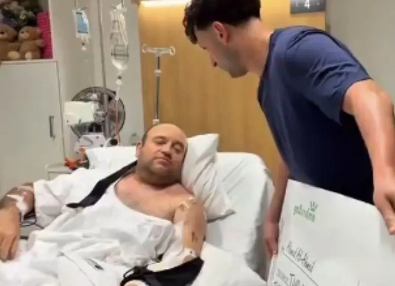 <span class="mln_uppercase_mln">Ahmed</span><b><span class="mln_uppercase_mln"> al Ahmed recibió la millonaria donación en el hospital mientras se recupera de las heridas que sufrió al enfrentar a los dos terroristas que asesinaron a 15 personas en Australia. FOTO: CAPTURA DE VIDEO</span></b>