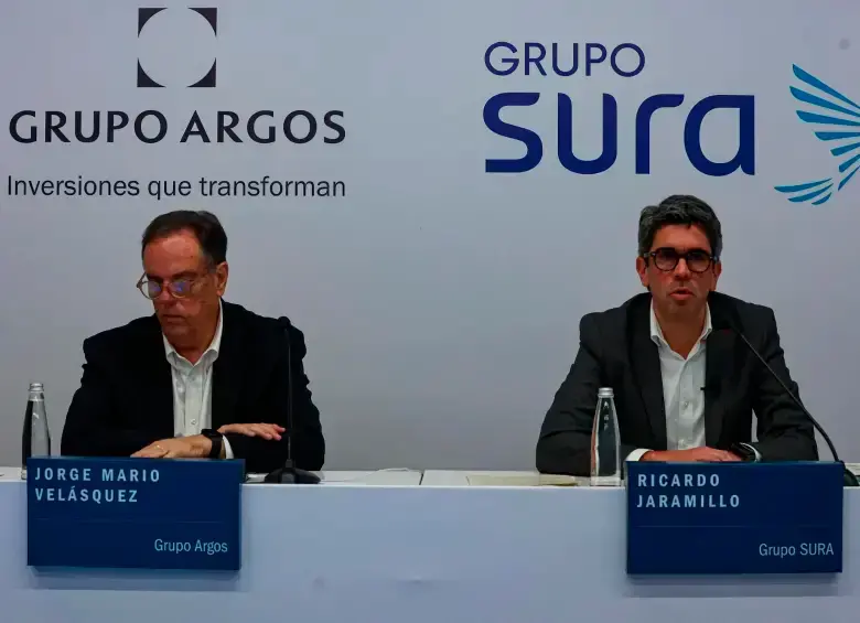 Jorge Mario Velásquez, presidente de Grupo Argos (izquierda), y Ricardo Jaramillo, presidente de Grupo Sura. FOTO MANUEL SALDARRIAGA